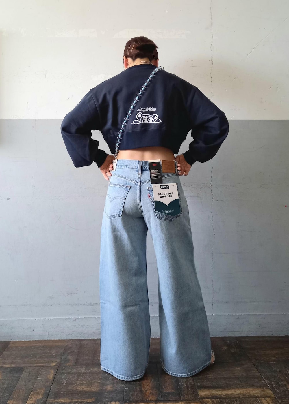 「エンジェルブルー、24SS春の新作、24SS、ANGEL BLUE、ボールチェーン、クリア、Levi's、リーバイス、別注、BIOTOP、ビオトープ、バギー、バギーデニム、バギーパンツ、ADAM ET ROPÉ」｜「ADAM ET ROPE'の【サステナブル】ナロークロスストラップサンダル（サンダル、シルバー系）」を使った、touharaさん（レディース・158cm）の春コーディネートの5枚目の写真
