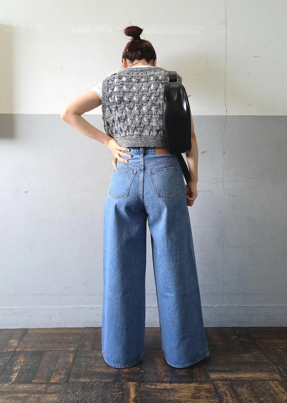「WEB限定、ウェブ限定、NEEDBY、ニードバイ、BIOTOP、ビオトープ、Hanes、ヘインズ、別注、ブラック、ショルダーバッグ、ボディバッグ、ホワイト、プルオーバー、カットソー」｜「ADAM ET ROPE'の【サステナブル】ナロークロスストラップサンダル（サンダル、シルバー系）」を使った、touharaさん（レディース・158cm）の春コーディネートの3枚目の写真