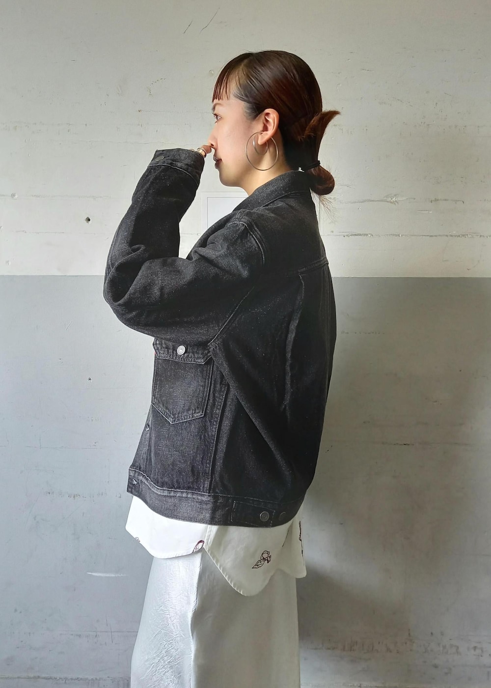 「Levi's、リーバイス、ラコステ、初春コーデ、春コーデ、デートコーデ、お出かけコーデ、旅行コーデ、スポーツミックス、大人カジュアル、レイヤード、スカートスタイル、体型カバー、モノトーンコーデ、カジュアルコーデ」｜「ADAM ET ROPE'の【逸品】マーメイドラインサテンスカート（スカート、ホワイト系）」を使った、touharaさん（レディース・158cm）の冬コーディネートの9枚目の写真