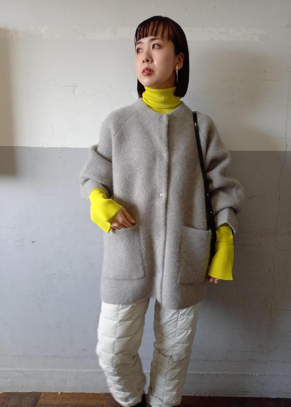 「TAION、タイオン、ダウンパンツ、ホワイト、ベージュ、ニット、長袖、ジャケット、コート、ノーカラー、パンツ、十分丈、ブラック、ブーツ、ヒール」|「ADAM ET ROPE'のアンチピリングポイントスリーブタートルニット(ニット/セーター、イエロー系)」を使った、touharaさん(レディース・158cm)の秋コーディネートの7枚目の写真