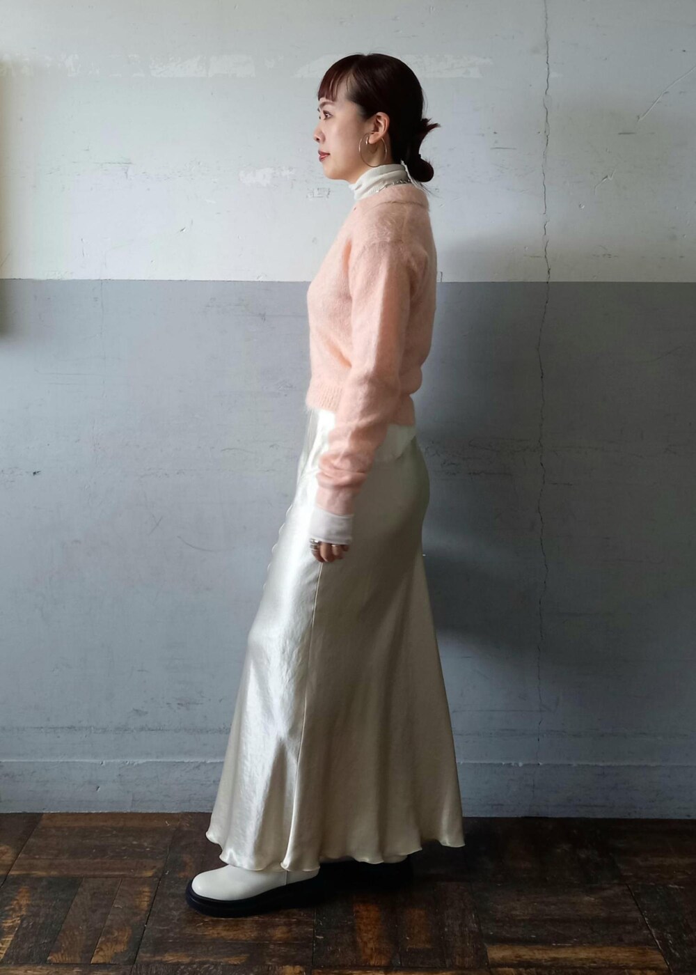 ホワイト系のブーツ、ベージュ系のスカート、ホワイト系のニット/セーターを着用したレディースの冬コーディネートの3枚目の写真