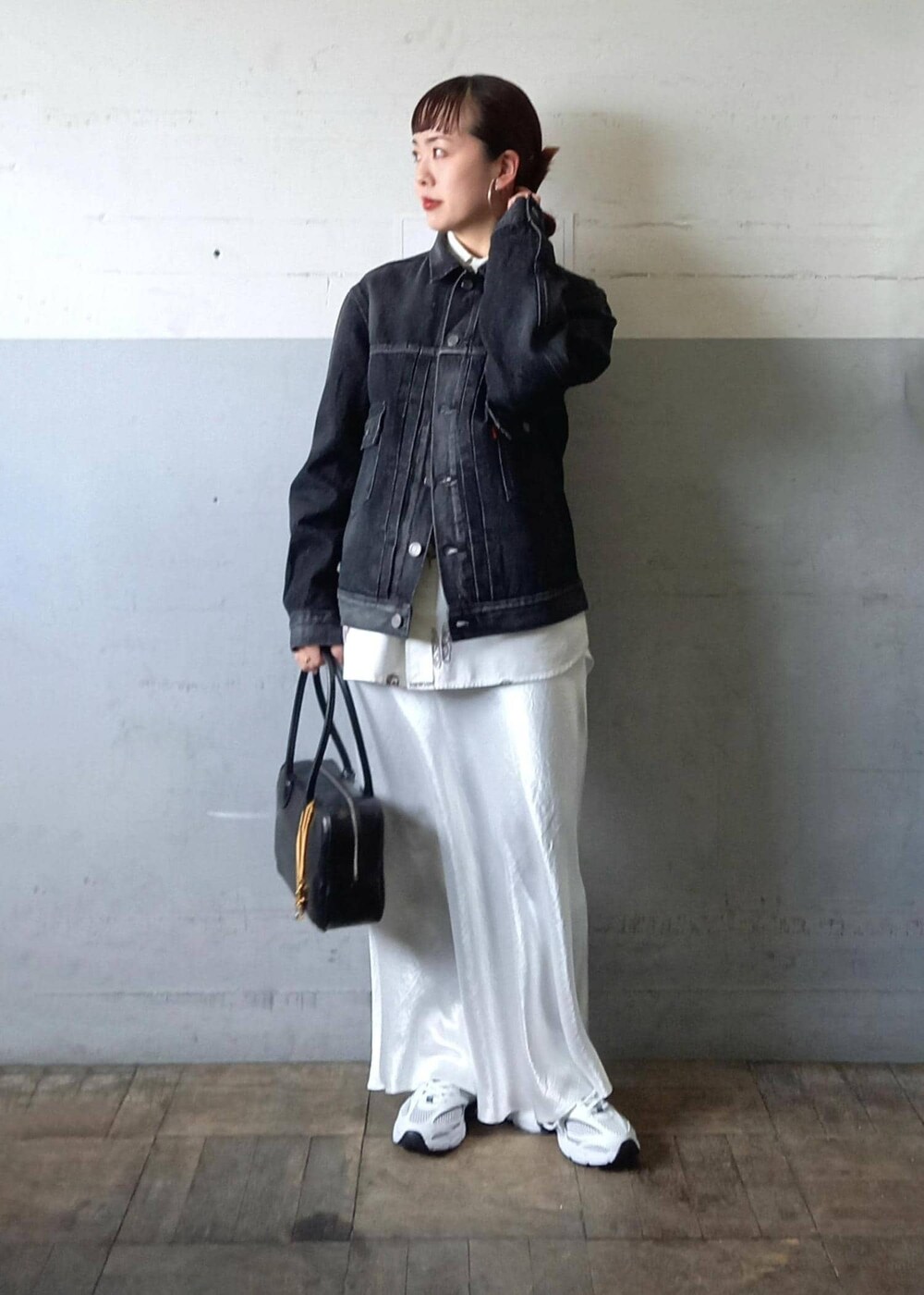 「Levi's、リーバイス、ラコステ、初春コーデ、春コーデ、デートコーデ、お出かけコーデ、旅行コーデ、スポーツミックス、大人カジュアル、レイヤード、スカートスタイル、体型カバー、モノトーンコーデ、カジュアルコーデ」｜「ADAM ET ROPE'の【逸品】マーメイドラインサテンスカート（スカート、ホワイト系）」を使った、touharaさん（レディース・158cm）の冬コーディネートの2枚目の写真