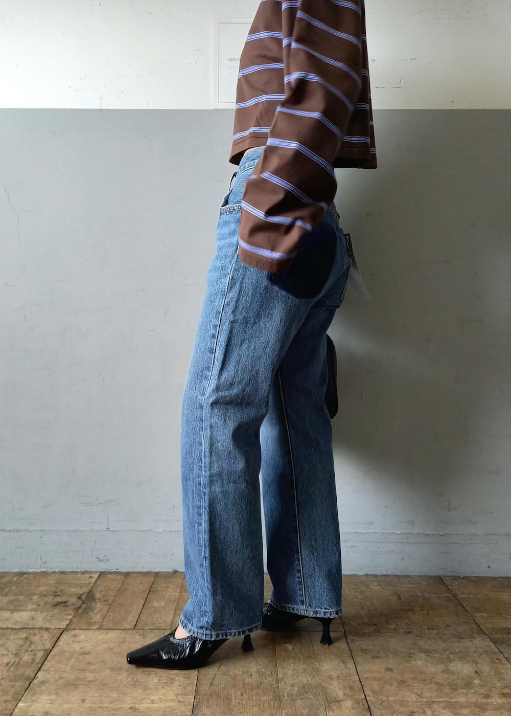 「Levi's、リーバイス、501、BIOTOP、ビオトープ、TanC、タンク、タンクトウキョウ、TanCTOKYO、ourwacoal、アワワコール、初春コーデ、春コーデ、デートコーデ、お出かけコーデ」｜「ADAM ET ROPE'のMOLレザーギャザーパンプス（パンプス、ブラック系）」を使った、touharaさん（レディース・158cm）の春コーディネートの10枚目の写真