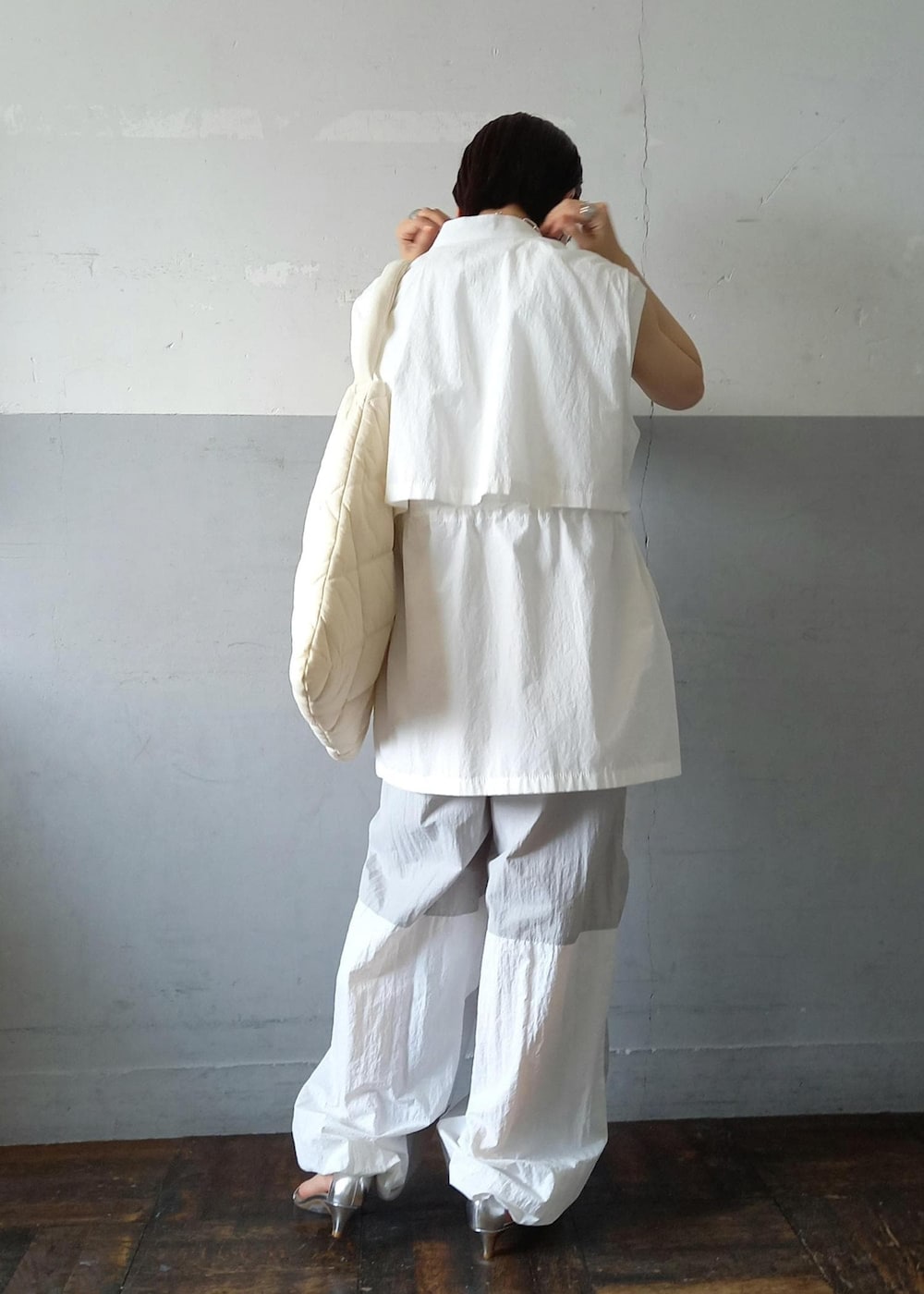 「ボタニカルダイ、シャツベスト、JANE SMITH、ジェーンスミス、ナイロンパンツ、ホワイト、ベージュ、グレー、ロング、シャツ、ノースリーブ、ボタン、ベスト、ギャザー、フレンチスリーブ」|「ADAM ET ROPE'の【サステナブル】シャツベスト(シャツ/ブラウス、ホワイト系)」を使った、touharaさん(レディース・158cm)の夏コーディネートの4枚目の写真