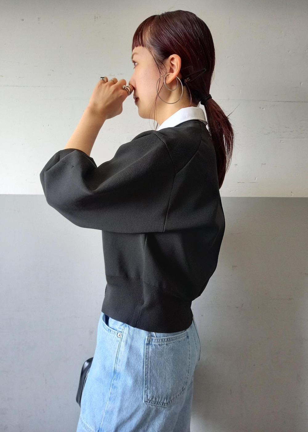 「ニードバイ、初春コーデ、春コーデ、デートコーデ、お出かけコーデ、女子会コーデ、モード、大人カジュアル、パンツスタイル、カジュアルコーデ、シンプルコーデ、きれいめコーデ、別注アイテム、コラボアイテム、ADAM ET ROPÉ」|「ADAM ET ROPE'の【一部WEB限定カラー・再入荷・サステナブル】ロゴスクエアボストンバッグ(ショルダーバッグ、ブラック系)」を使った、touharaさん(レディース・158cm)の春コーディネートの8枚目の写真