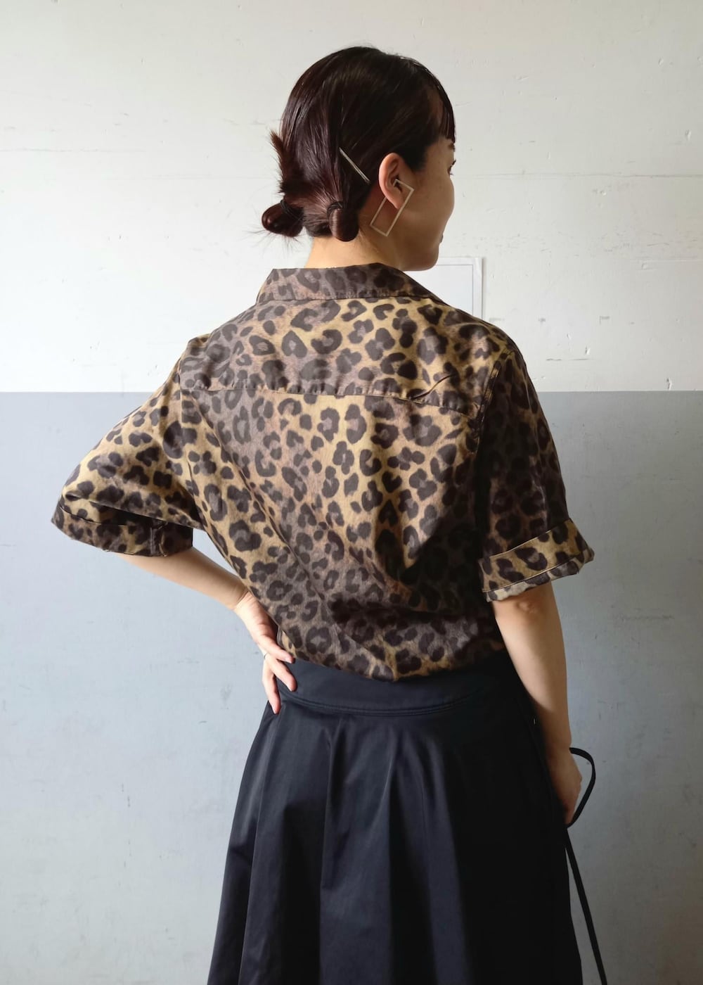 「WILD LIFE TAILOR、ワイルドライフテイラー、MOL、24SS夏の新作、24SS、20/80、トゥエンティーエイティー、ブラック、ブラウン、シャツ、半袖、総柄、オーバーサイズ、五分袖、襟」｜「WILD LIFE TAILOR Adam et Rope'の【WILD LIFE TAILOR】アソート ハワイアン オープンカラー シャツ（シャツ/ブラウス、イエロー系）」を使った、touharaさん（レディース・158cm）の春コーディネートの7枚目の写真