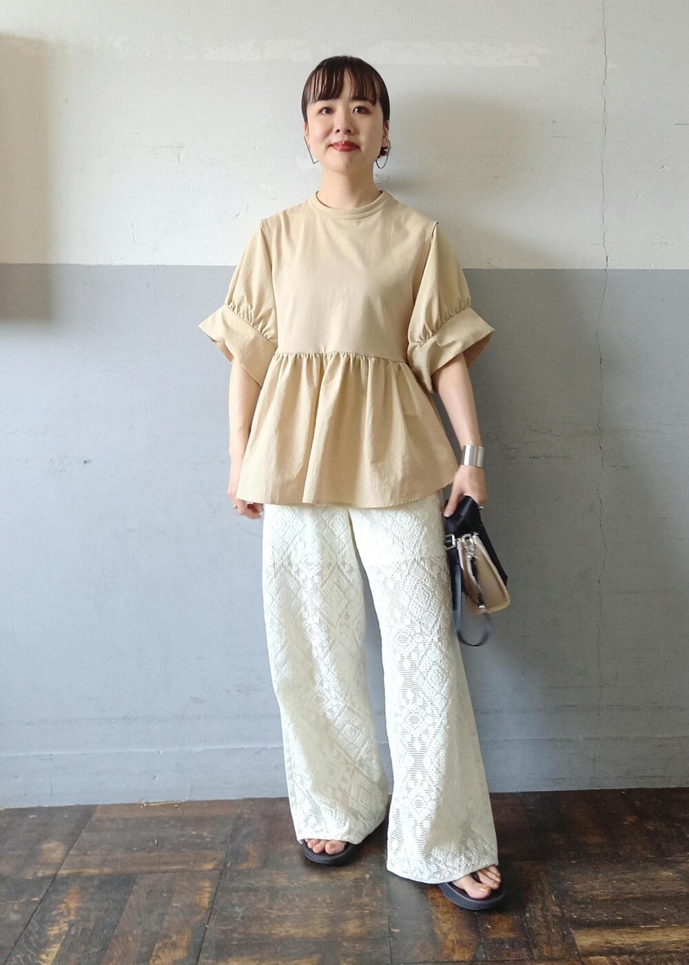 ホワイト系のその他パンツ、ベージュ系のトートバッグ、ベージュ系のTシャツ/カットソーを着用したレディースの夏コーディネートの3枚目の写真
