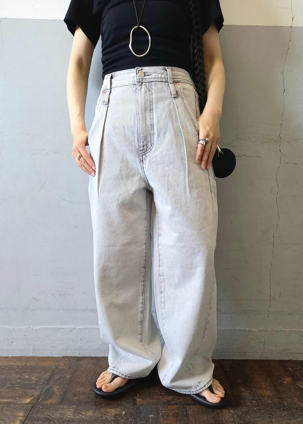 「24SS夏の新作、24SS、ベアトップ、TAW&TOE、トーアンドトー、クリアバッグ、リカバリーサンダル、ADAM ET ROPÉ、FEMME、SDGs、サステナブル、骨格ウェーブ、イエベ、カジュアル、大人カジュアル」|「ADAM ET ROPE'のニュアンスオーバルバングル(バングル/リストバンド、シルバー系)」を使った、touharaさん(レディース・158cm)の春コーディネートの10枚目の写真