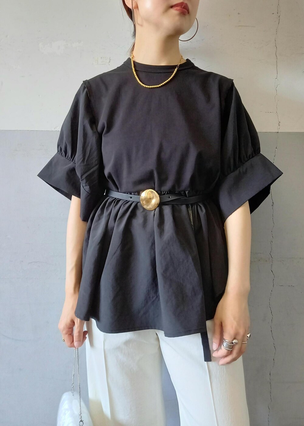 「STINE GOYA、スティーヌゴヤ、24SS夏の新作、24SS、着映えトップス、着映え、KNOWHOW jewelry、ノウハウジュエリー、ブラック、プルオーバー、Tシャツ、ブラウス、カットソー、半袖、クルーネック」|「ADAM ET ROPE'のナローラインサンダル(サンダル、ブラック系)」を使った、touharaさん(レディース・158cm)の夏コーディネートの7枚目の写真