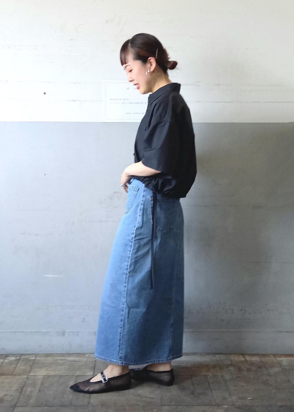 「24SS夏の新作、24SS、デザイントップス、クロップド、クロップドシャツ、メッシュ、メッシュパンプス、KNOWHOW jewelry、ノウハウジュエリー、ハートモチーフ、ハートネックレス、ハートリング、ストラップサンダル、ストラップ、フロントボタン」｜「ADAM ET ROPE'のフィッシュネットメリージェーンフラット（パンプス、ブラック系）」を使った、touharaさん（レディース・158cm）の夏コーディネートの3枚目の写真