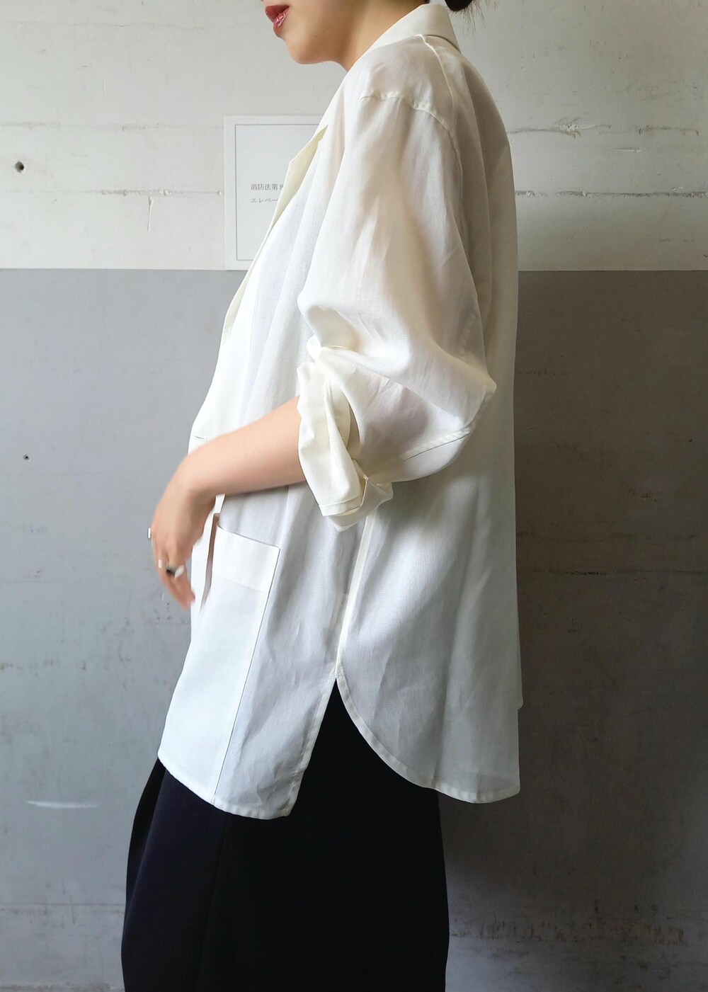 「24SS夏の新作、24SS、SITA NEVADO、シタネバド、CXC、シーエックスシー、クラッチバッグ、シアージャケット、ハーフパンツ、ホワイト、長袖、ロング、ジャケット、ポケット、ボタン」|「ADAM ET ROPE'のナローラインサンダル(サンダル、ブラック系)」を使った、touharaさん(レディース・158cm)の夏コーディネートの8枚目の写真