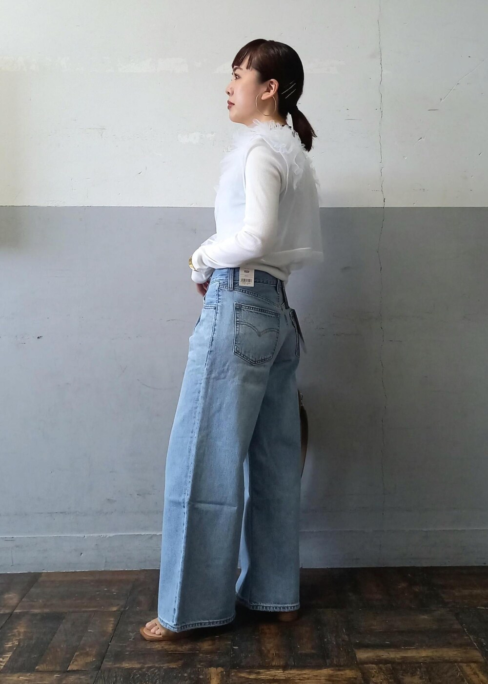 「Levi's、リーバイス、別注、24SS春の新作、24SS、着映え、着映えトップス、フリル、バギーデニム、ボストン、ベージュ、ハンドバッグ、ミニ、ホワイト、プルオーバー」｜「ADAM ET ROPE'のストレッチブーツサンダル（ブーツ、ベージュ系）」を使った、touharaさん（レディース・158cm）の春コーディネートの3枚目の写真