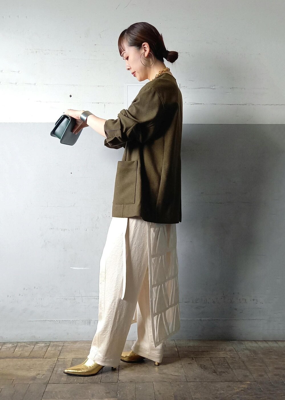 「MAESTOSO、マエストーソ、Wshoes&bag_pickup、ブラウン、長袖、ジャケット、カーキ、ポケット、ノーカラー、ミドル丈、ホワイト、ベージュ、ワイド、十分丈、ハイウエスト」|「ADAM ET ROPE'のポインテッドストレッチブーツ(ブーツ、ゴールド系)」を使った、touharaさん(レディース・158cm)の秋コーディネートの4枚目の写真