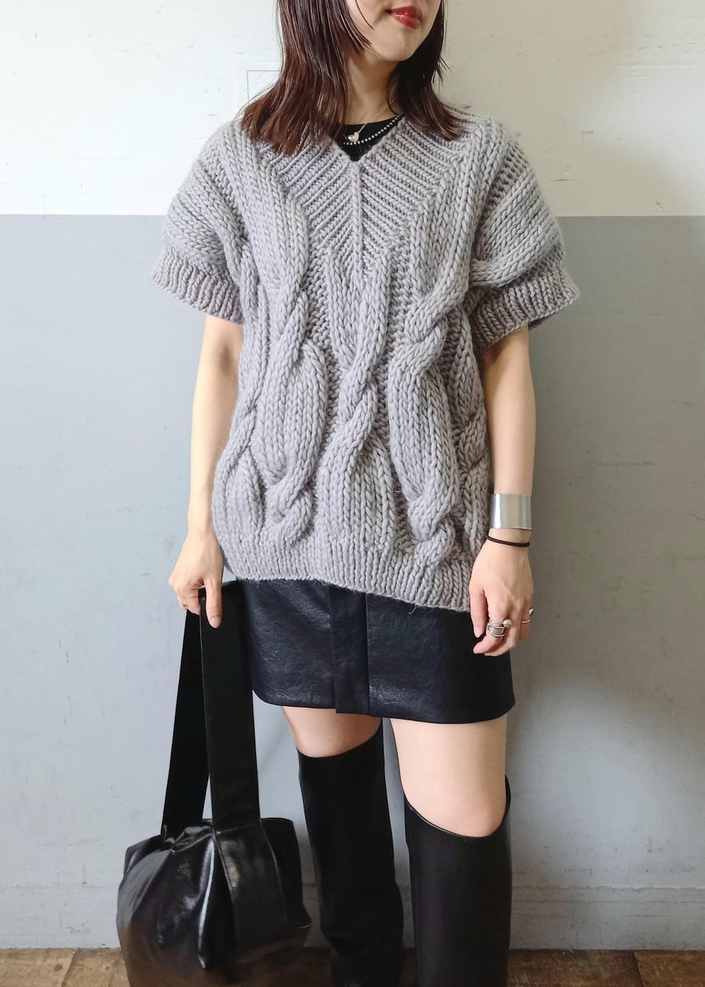「KOTIKA、コチカ、anggae、アンゲ、グレー、ニット、ベスト、ケーブルニット、ブラック、ミニ、膝上丈、ミニ丈、初秋コーデ、秋コーデ、デートコーデ」｜「ADAM ET ROPE'のアジャストミニスカート（スカート、ブラック系）」を使った、touharaさん（レディース・158cm）の夏コーディネートの6枚目の写真