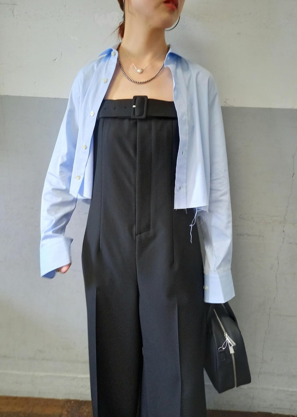「HOMMEgirls、オムガールズ、メリージェーン、ボストン、ブルー、長袖、シャツ、ライトブルー、襟、ワイシャツ、ワイド、十分丈、オールインワン、サロペット、オーバーオール」｜「ADAM ET ROPE'の【サステナブル】ラウンドミニロゴボストンバッグ（ボストンバッグ、ブラック系）」を使った、touharaさん（レディース・158cm）の秋コーディネートの7枚目の写真