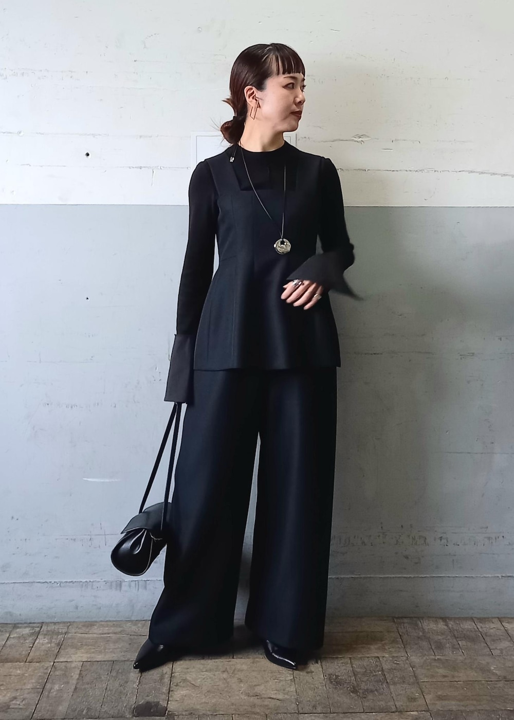 「ペプラム、ロンパース、逸品、初春コーデ、春コーデ、お仕事コーデ、セレモニーコーデ、結婚式コーデ、卒業式コーデ、卒園式コーデ、授業参観日コーデ、入学式コーデ、入園式コーデ、お出かけコーデ、モード」|「ADAM ET ROPE'のMOL Rollバッグ(ショルダーバッグ、ブラック系)」を使った、touharaさん(レディース・158cm)の冬コーディネートの6枚目の写真