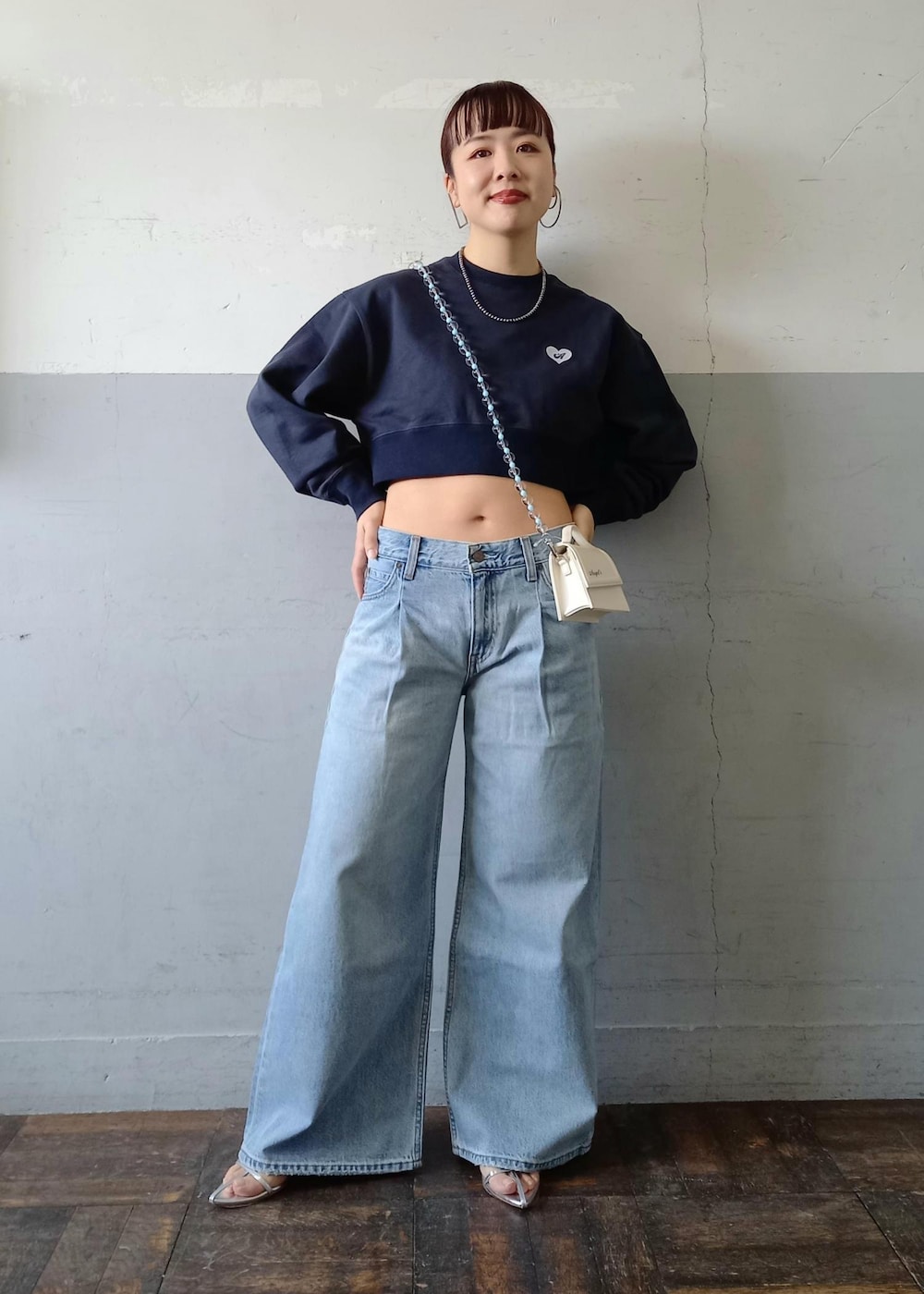 「エンジェルブルー、24SS春の新作、24SS、ANGEL BLUE、ボールチェーン、クリア、Levi's、リーバイス、別注、BIOTOP、ビオトープ、バギー、バギーデニム、バギーパンツ、ADAM ET ROPÉ」｜「ADAM ET ROPE'の【サステナブル】ナロークロスストラップサンダル（サンダル、シルバー系）」を使った、touharaさん（レディース・158cm）の春コーディネートの2枚目の写真