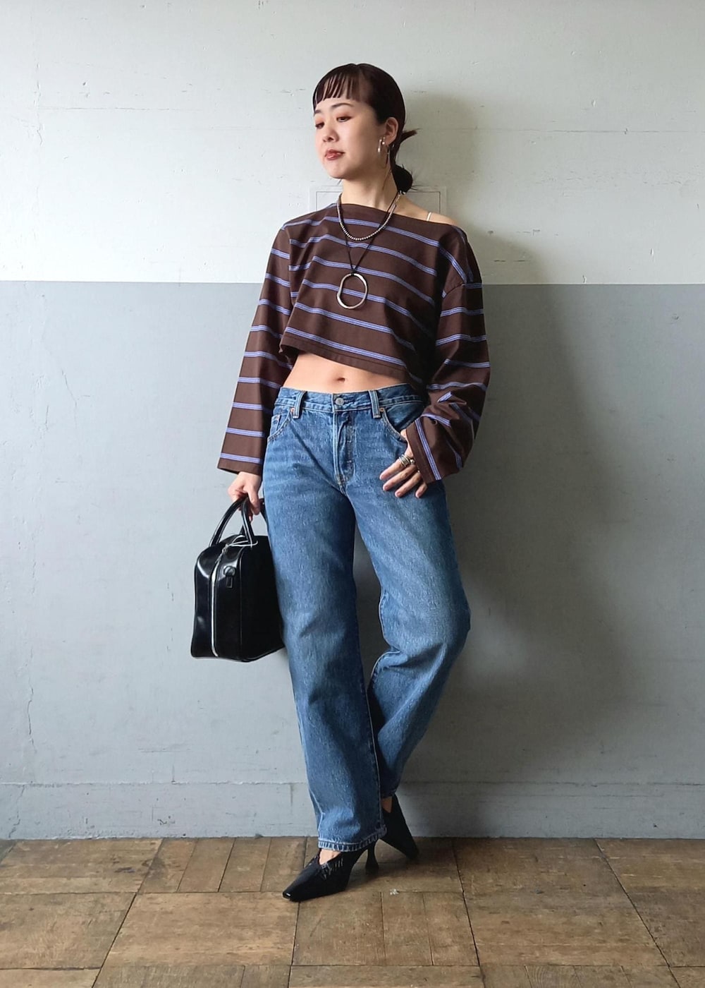 「Levi's、リーバイス、501、BIOTOP、ビオトープ、TanC、タンク、タンクトウキョウ、TanCTOKYO、ourwacoal、アワワコール、初春コーデ、春コーデ、デートコーデ、お出かけコーデ」｜「ADAM ET ROPE'のMOLレザーギャザーパンプス（パンプス、ブラック系）」を使った、touharaさん（レディース・158cm）の春コーディネートの3枚目の写真