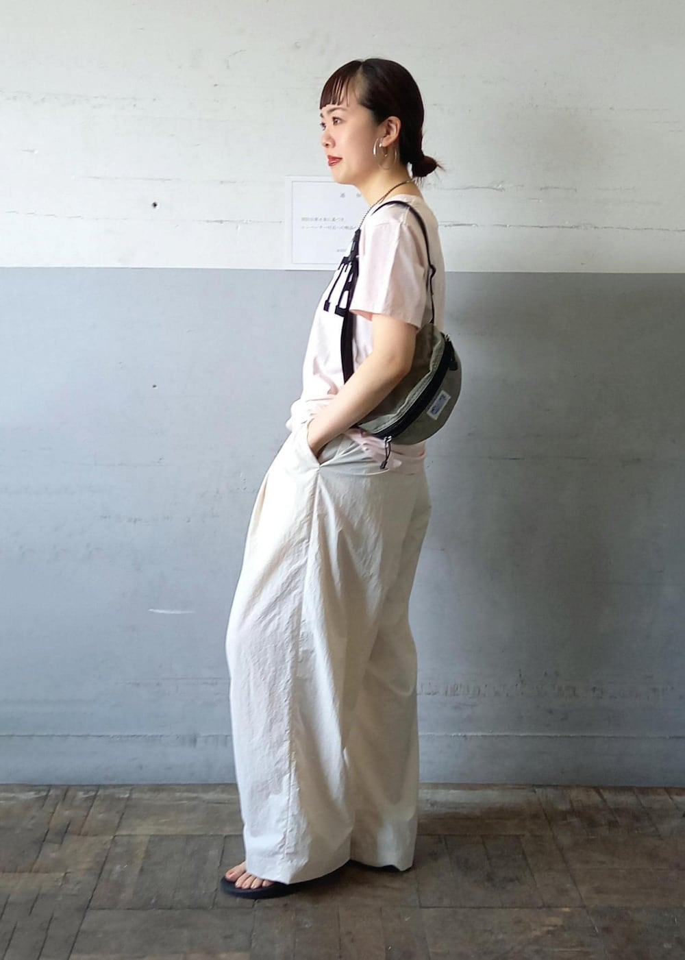 「REMI RELIEF、oofos、ウーフォス、リカバリーサンダル、BATTLE LAKE、バトルレイク、ボディーバッグ、撥水加工、撥水素材、撥水、24SS夏の新作、24SS、雨の日コーデ、レミレリーフ、ホワイト」｜「ADAM ET ROPE'の【サステナブル・速乾・ストレッチ】撥水ナイロンイージーパンツ（その他パンツ、ホワイト系）」を使った、touharaさん（レディース・158cm）の夏コーディネートの3枚目の写真