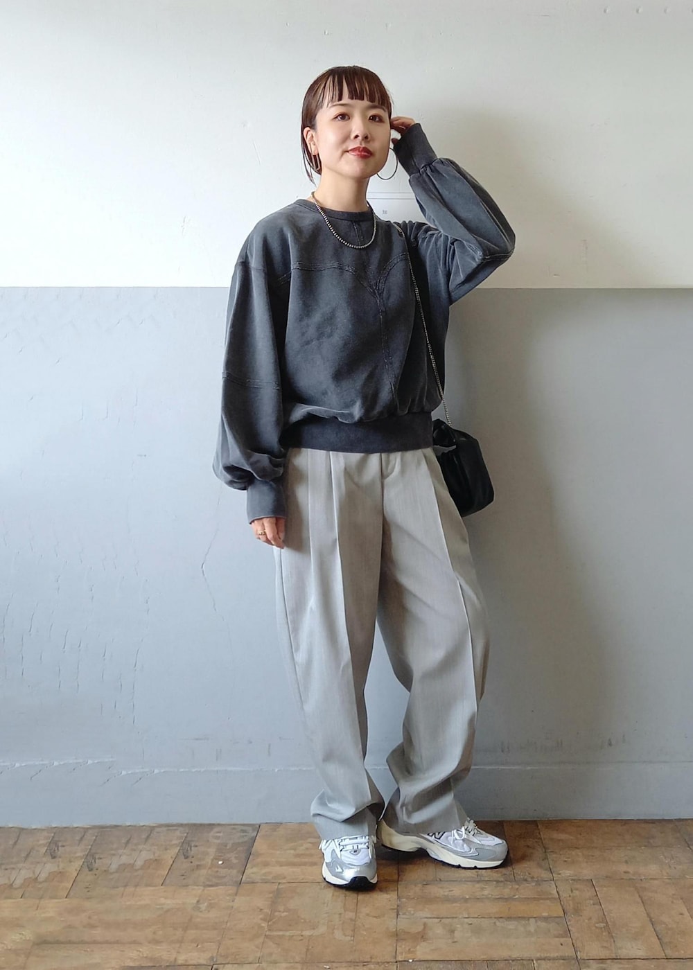 「WEB限定、ウェブ限定、new balance、ニューバランス、725、グレー、プルオーバー、長袖、クルーネック、ドロップショルダー、ボリュームスリーブ、チャコールグレー、ダークグレー、ワイド、十分丈」|「ADAM ET ROPE'の【サステナブル】リボンモチーフミニチェーンバック(ショルダーバッグ、ブラック系)」を使った、touharaさん(レディース・158cm)の夏コーディネートの2枚目の写真