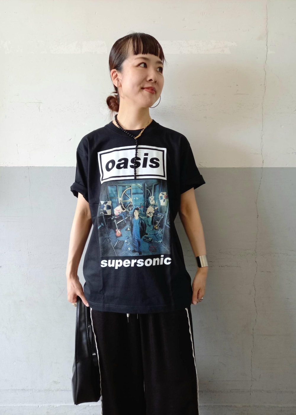 「oasis、オアシス、eo、イオ、夏コーデ、お出かけコーデ、旅行コーデ、フェスコーデ、大人カジュアル、パンツスタイル、体型カバー、ワントーンコーデ、カジュアルコーデ、メンズライク、シンプルコーデ」|「ADAM ET ROPE'のポインテッドウェーブミュール(サンダル、ブラック系)」を使った、touharaさん(レディース・158cm)の夏コーディネートの5枚目の写真