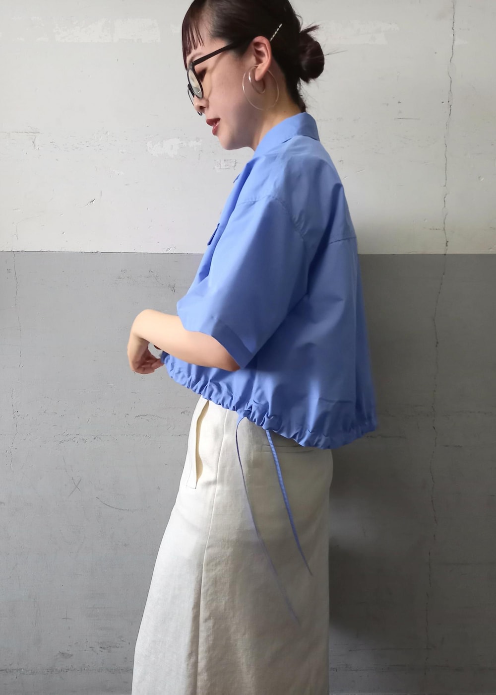 「BIGOTRE、ビゴター、24SS夏の新作、24SS、夏コーデ、ブルー、シャツ、半袖、五分袖、ホワイト、スカート、十分丈、ブラック、サンダル、フラット」|「ADAM ET ROPE'の【BIGOTRE(ビゴター)】PURSE METAL MINI(ハンドバッグ、ブラック系)」を使った、touharaさん(レディース・158cm)の春コーディネートの6枚目の写真