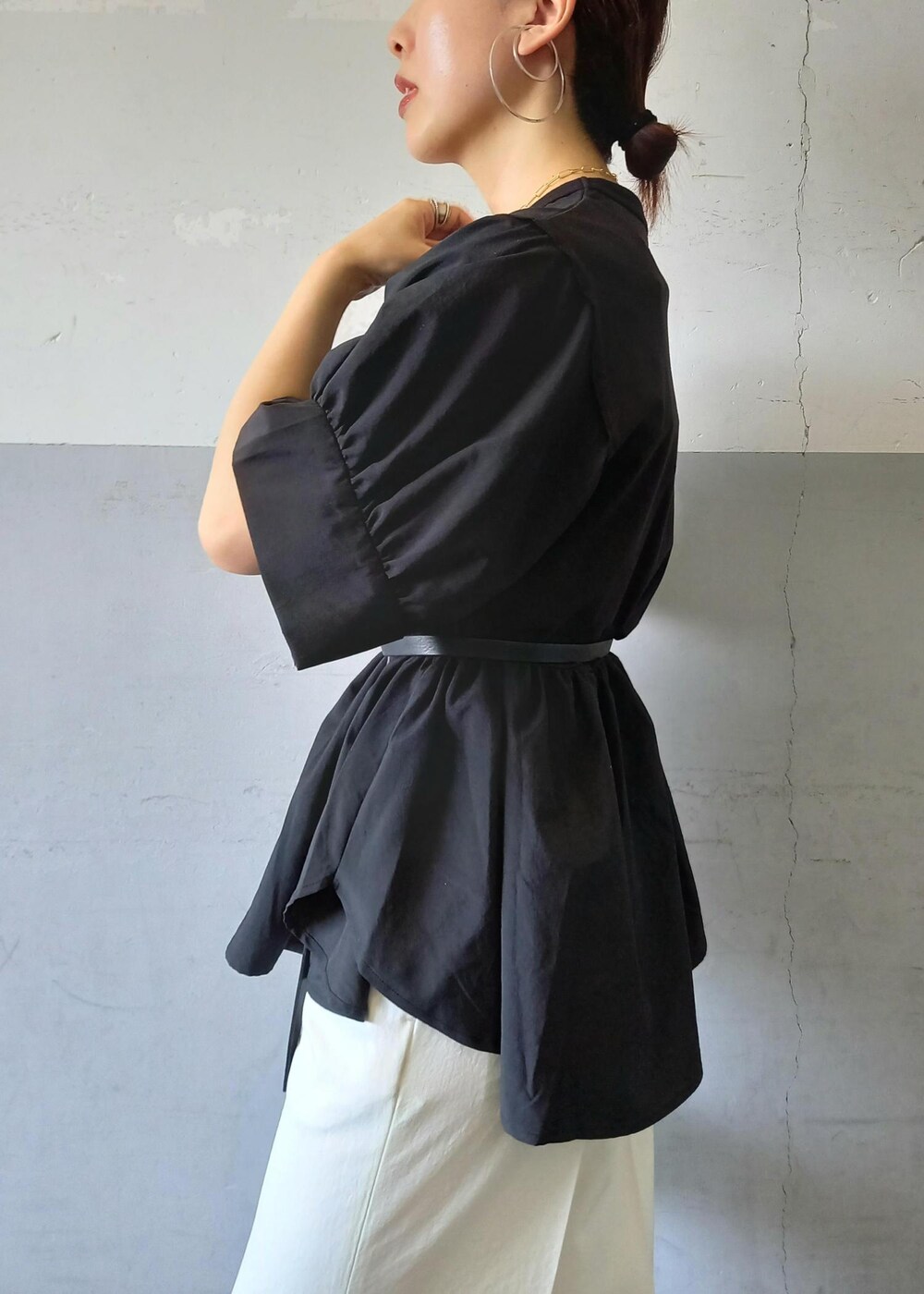 「STINE GOYA、スティーヌゴヤ、24SS夏の新作、24SS、着映えトップス、着映え、KNOWHOW jewelry、ノウハウジュエリー、ブラック、プルオーバー、Tシャツ、ブラウス、カットソー、半袖、クルーネック」|「ADAM ET ROPE'のナローラインサンダル(サンダル、ブラック系)」を使った、touharaさん(レディース・158cm)の夏コーディネートの9枚目の写真