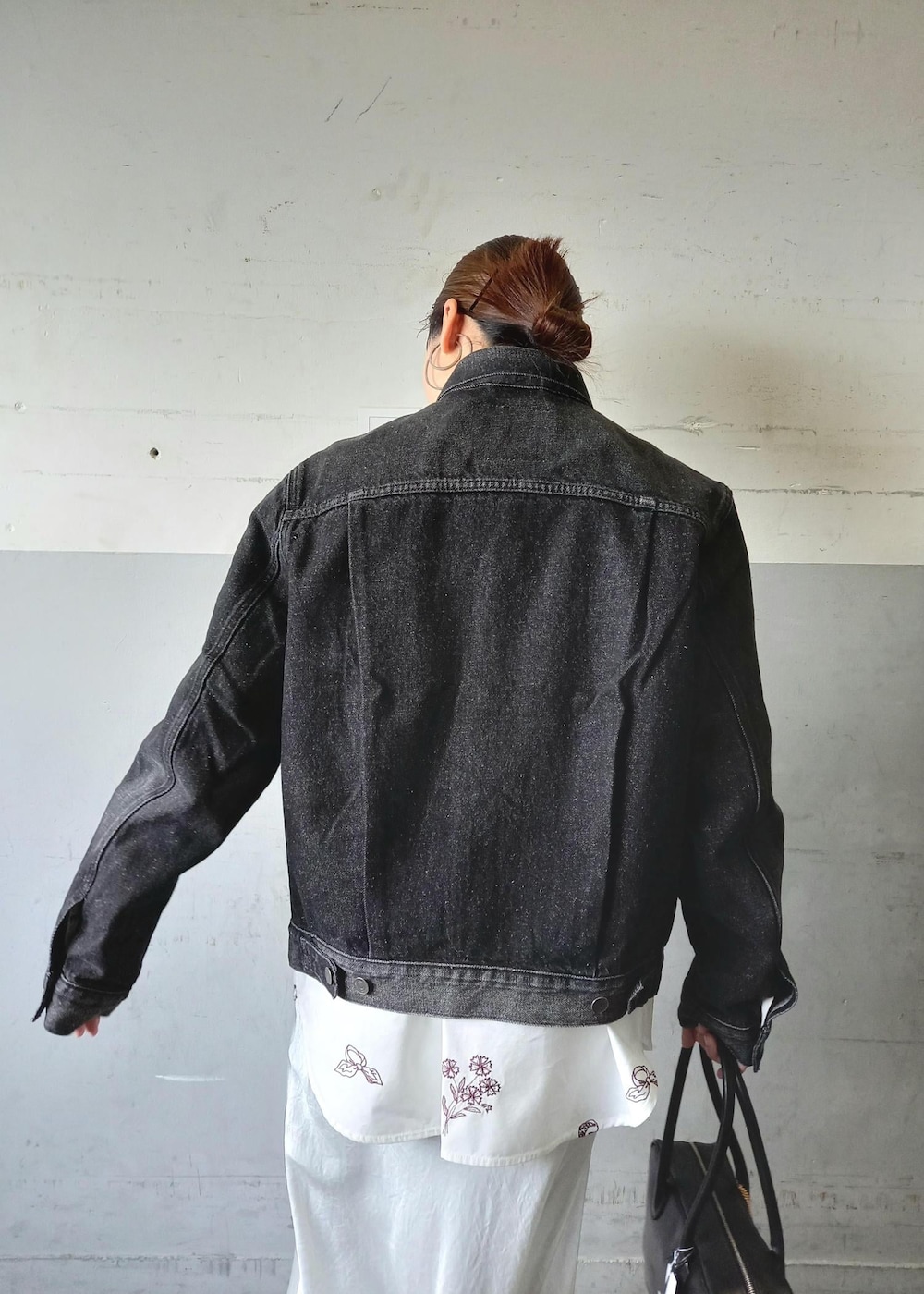 「Levi's、リーバイス、ラコステ、初春コーデ、春コーデ、デートコーデ、お出かけコーデ、旅行コーデ、スポーツミックス、大人カジュアル、レイヤード、スカートスタイル、体型カバー、モノトーンコーデ、カジュアルコーデ」｜「ADAM ET ROPE'の【逸品】マーメイドラインサテンスカート（スカート、ホワイト系）」を使った、touharaさん（レディース・158cm）の冬コーディネートの10枚目の写真