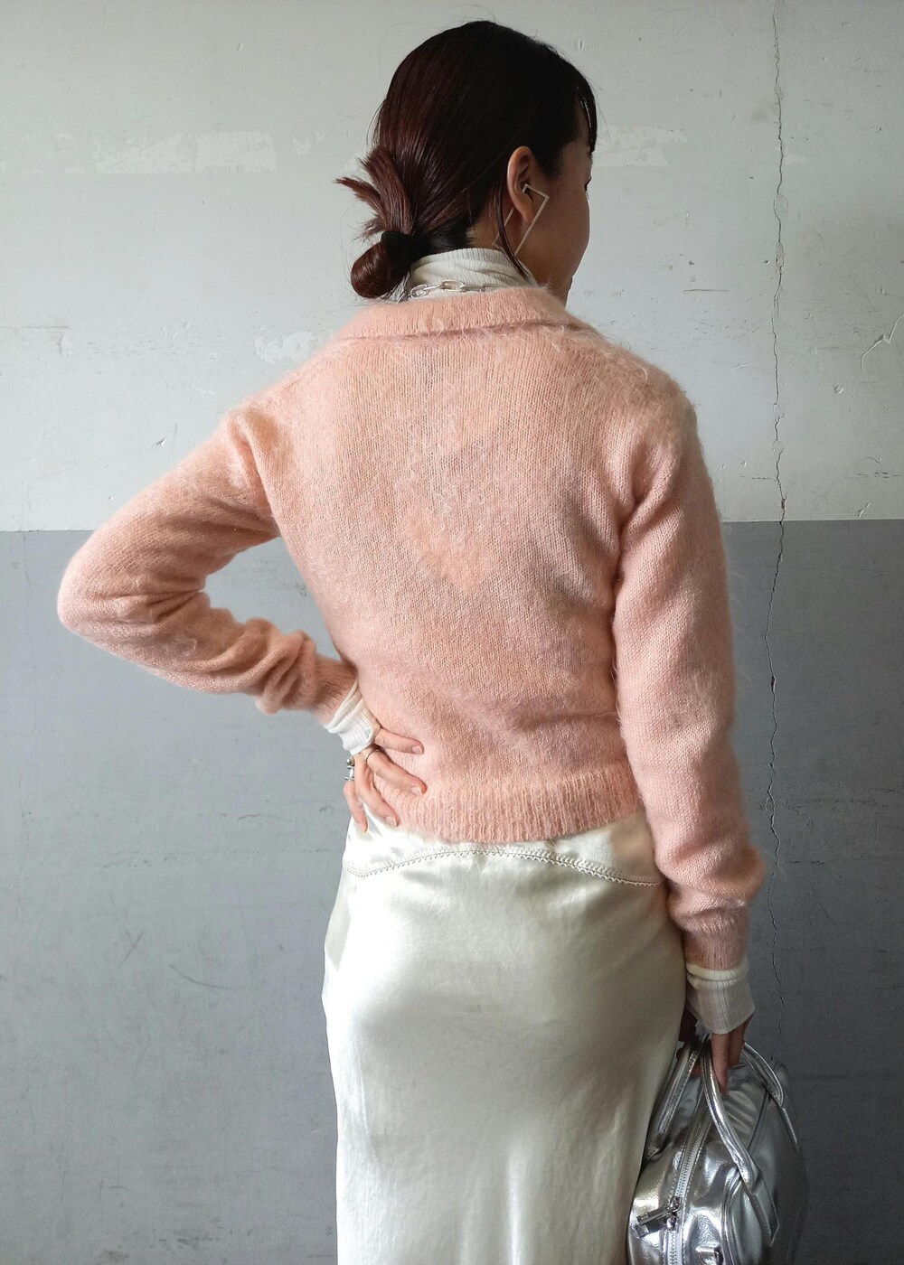 ホワイト系のブーツ、ベージュ系のスカート、ホワイト系のニット/セーターを着用したレディースの冬コーディネートの10枚目の写真