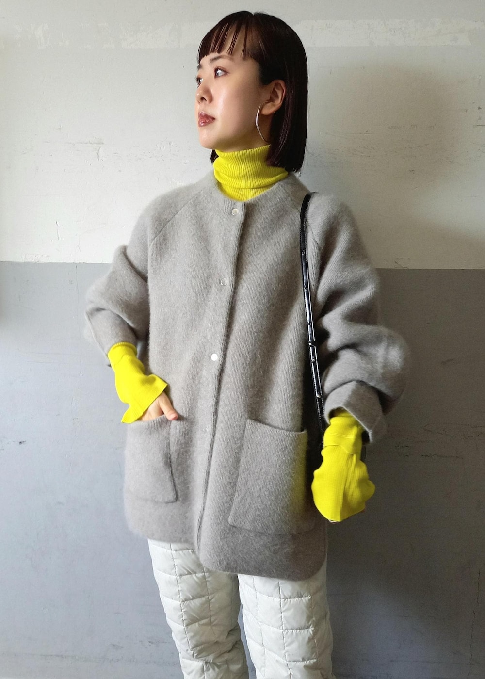 「TAION、タイオン、ダウンパンツ、ホワイト、ベージュ、ニット、長袖、ジャケット、コート、ノーカラー、パンツ、十分丈、ブラック、ブーツ、ヒール」|「ADAM ET ROPE'のアンチピリングポイントスリーブタートルニット(ニット/セーター、イエロー系)」を使った、touharaさん(レディース・158cm)の秋コーディネートの6枚目の写真