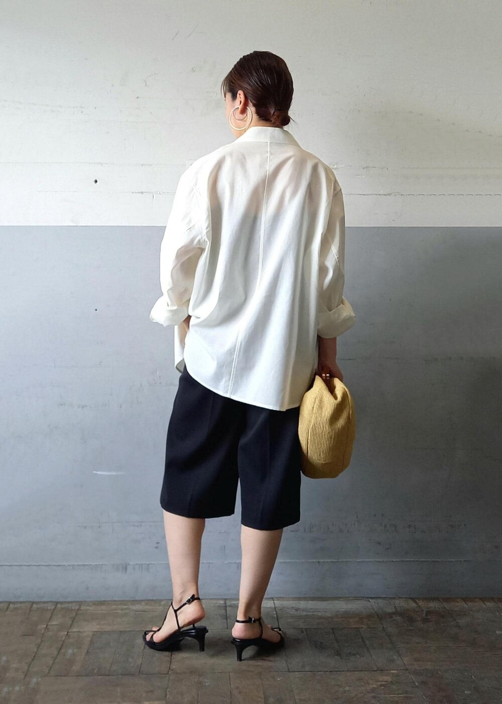 「24SS夏の新作、24SS、SITA NEVADO、シタネバド、CXC、シーエックスシー、クラッチバッグ、シアージャケット、ハーフパンツ、ホワイト、長袖、ロング、ジャケット、ポケット、ボタン」|「ADAM ET ROPE'のナローラインサンダル(サンダル、ブラック系)」を使った、touharaさん(レディース・158cm)の夏コーディネートの6枚目の写真