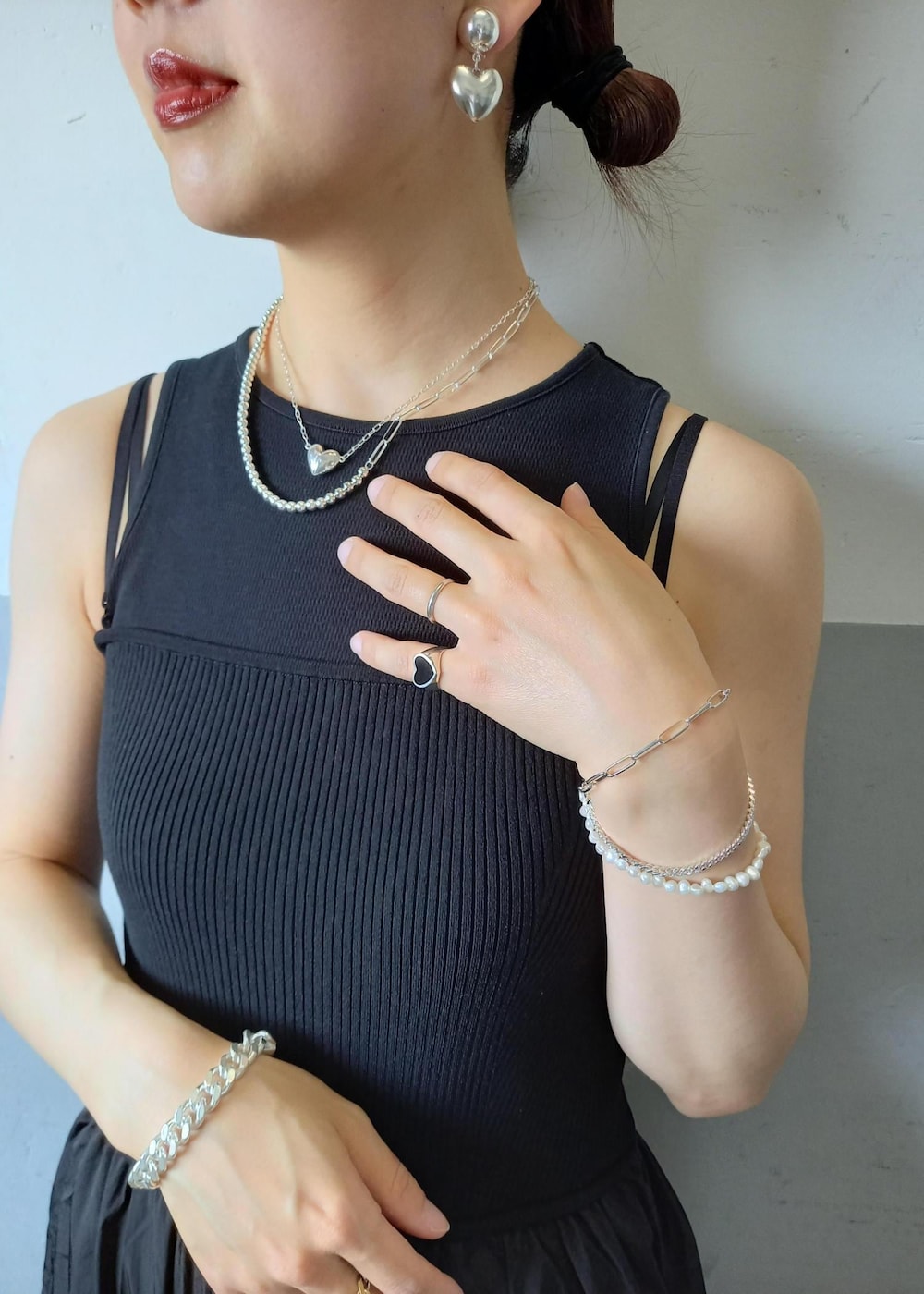 「KNOWHOW、KNOWHOW　jewelry、ノウハウジュエリー、24SS夏の新作、24SS、ハート、ハートリング、ハートネックレス、ベアトップ、ADAM ET ROPÉ、FEMME、骨格ウェーブ、イエベ、きれいめカジュアル、大人カジュアル」｜「ADAM ET ROPE'のニットビスチェドッキングロンパース（つなぎ/オールインワン、ブラック系）」を使った、touharaさん（レディース・158cm）の夏コーディネートの2枚目の写真