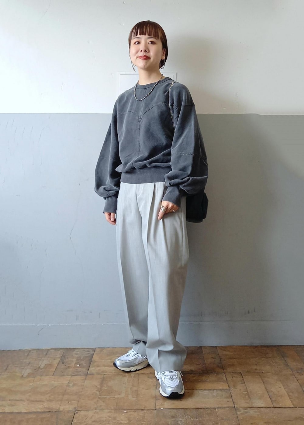 「WEB限定、ウェブ限定、new balance、ニューバランス、725、グレー、プルオーバー、長袖、クルーネック、ドロップショルダー、ボリュームスリーブ、チャコールグレー、ダークグレー、ワイド、十分丈」|「ADAM ET ROPE'の【サステナブル】リボンモチーフミニチェーンバック(ショルダーバッグ、ブラック系)」を使った、touharaさん(レディース・158cm)の夏コーディネートの6枚目の写真