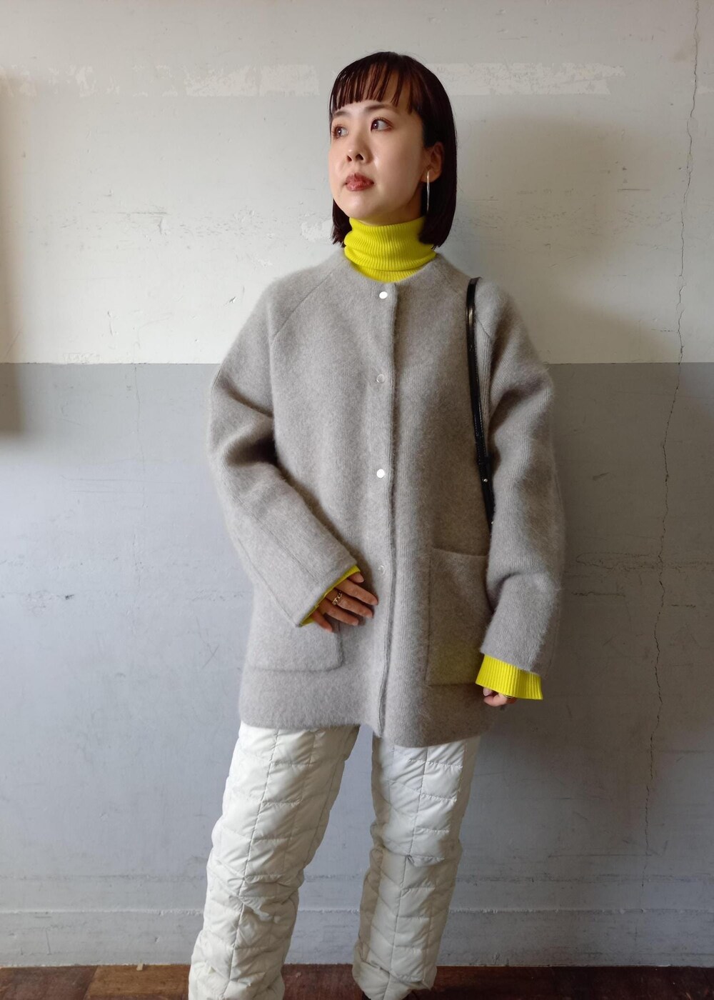 「TAION、タイオン、ダウンパンツ、ホワイト、ベージュ、ニット、長袖、ジャケット、コート、ノーカラー、パンツ、十分丈、ブラック、ブーツ、ヒール」|「ADAM ET ROPE'のアンチピリングポイントスリーブタートルニット(ニット/セーター、イエロー系)」を使った、touharaさん(レディース・158cm)の秋コーディネートの8枚目の写真