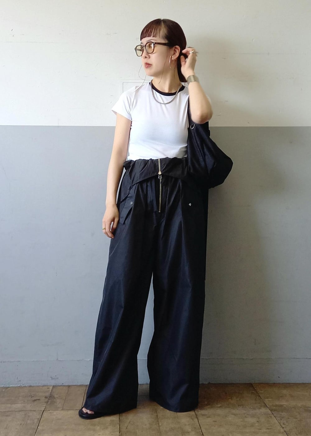 「Wbag_pickup、Hanes、ヘインズ、春コーデ、初夏コーデ、夏コーデ、お出かけコーデ、旅行コーデ、アウトドアコーデ、フェスコーデ、雨の日コーデ、スポーツミックス、ストリート、大人カジュアル、パンツスタイル」|「ADAM ET ROPE'のカバーヒールサンダル(サンダル、ブラック系)」を使った、touharaさん(レディース・158cm)の春コーディネートの3枚目の写真