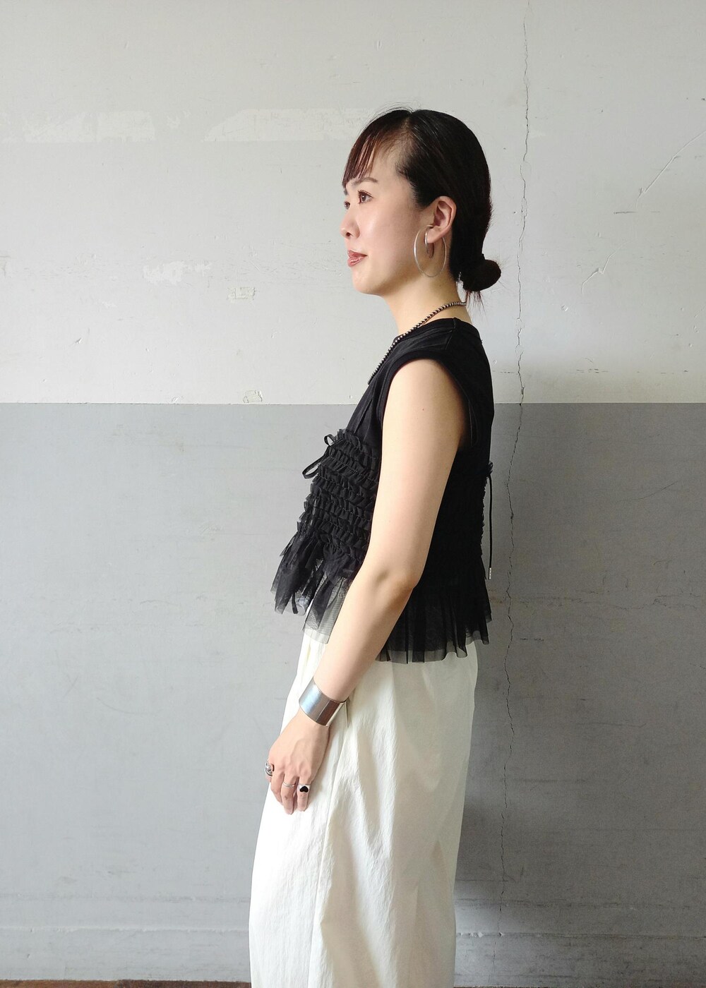 「Wproper_pickup、BIGOTRE、ビゴター、PAES、フェーズ、チュール、ブラック、クルーネック、ノースリーブ、フリル、ギャザー、ホワイト、ワイド、十分丈、タック」｜「ADAM ET ROPE'の【BIGOTRE(ビゴター)】PURSE METAL MINI（ハンドバッグ、その他）」を使った、touharaさん（レディース・158cm）の夏コーディネートの6枚目の写真