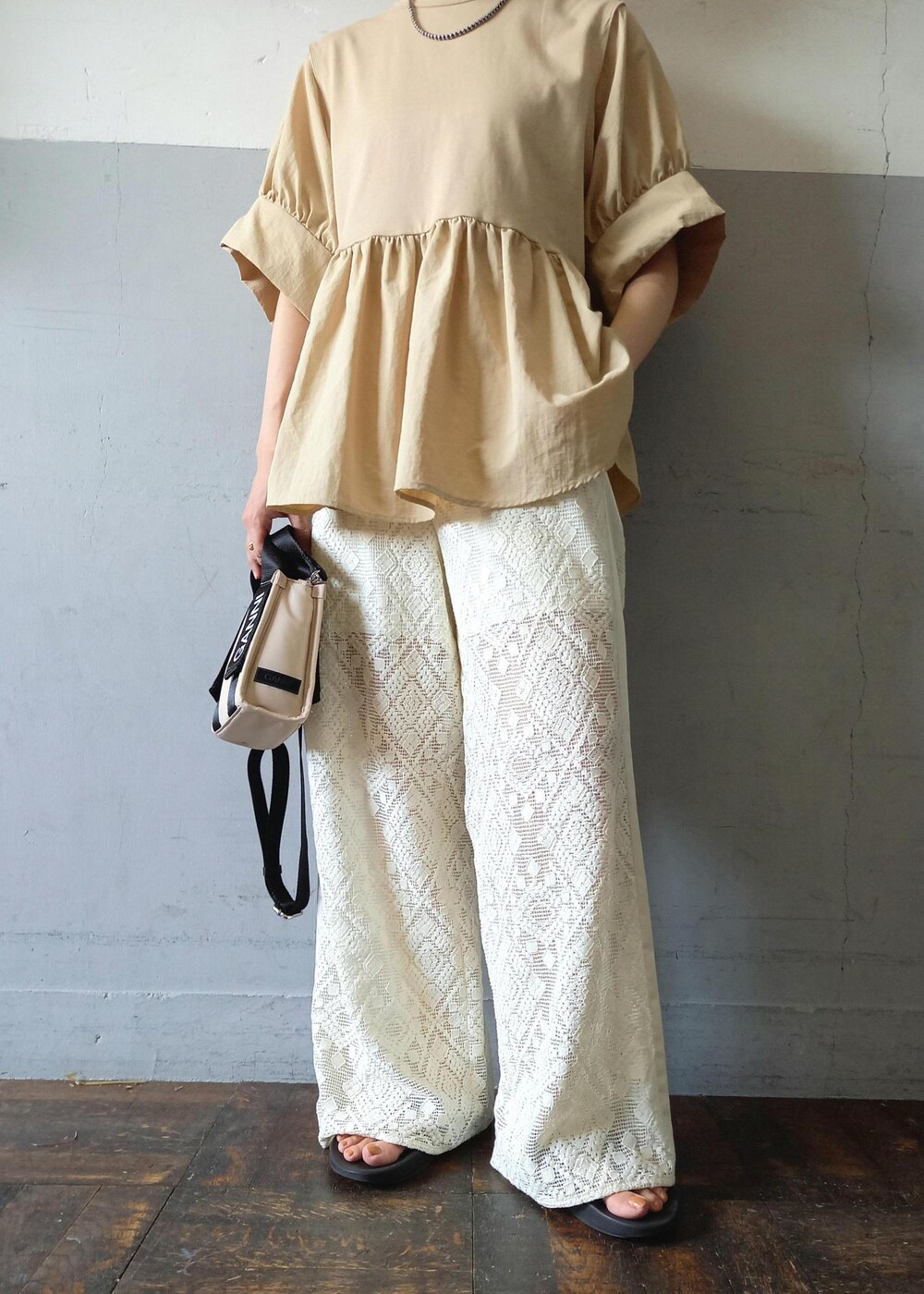 ホワイト系のその他パンツ、ベージュ系のトートバッグ、ベージュ系のTシャツ/カットソーを着用したレディースの夏コーディネートの10枚目の写真