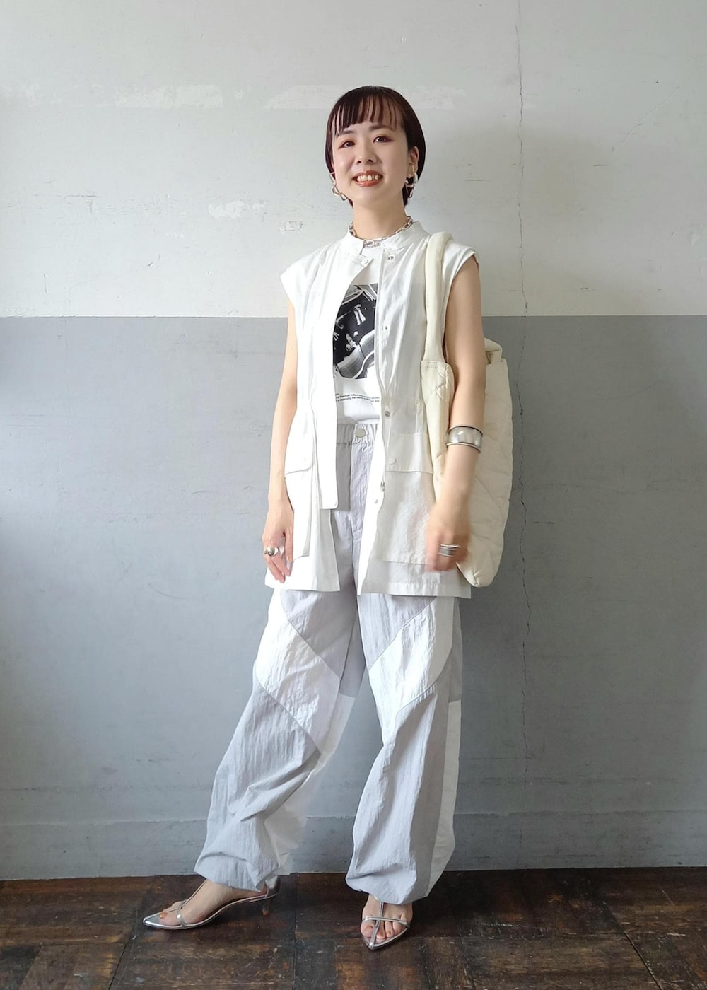 「ボタニカルダイ、シャツベスト、JANE SMITH、ジェーンスミス、ナイロンパンツ、ホワイト、ベージュ、グレー、ロング、シャツ、ノースリーブ、ボタン、ベスト、ギャザー、フレンチスリーブ」|「ADAM ET ROPE'の【サステナブル】シャツベスト(シャツ/ブラウス、ホワイト系)」を使った、touharaさん(レディース・158cm)の夏コーディネートの2枚目の写真