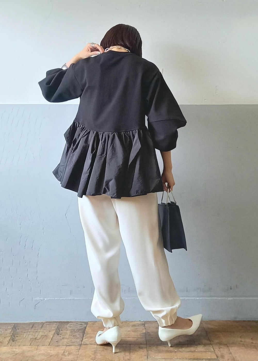 「ジョガーパンツ、ダンボール、ティアード、ポインテッドトゥ、ADAM ET ROPÉ、FEMME、SDGs、サステナブル、骨格ウェーブ、イエベ、きれいめカジュアル、大人カジュアル、フェミニン、モード、仕事着」｜「ADAM ET ROPE'のボロネーゼパンプスミドルヒール（パンプス、ホワイト系）」を使った、touharaさん（レディース・158cm）の秋コーディネートの5枚目の写真