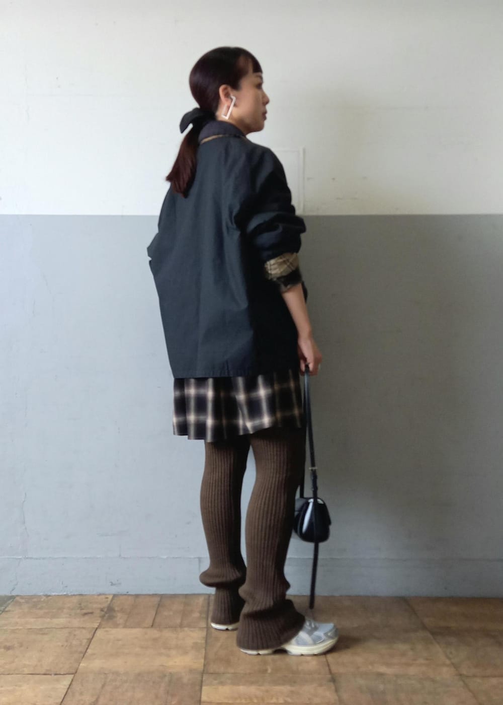 「バブアー、barbour、トランスポート、ASICS、アシックス、ブルガリア製、ヘイップ、秋コーデ、初冬コーデ、デートコーデ、お出かけコーデ、旅行コーデ、スポーツミックス、大人カジュアル、スカートスタイル」｜「Barbourの《別注》【Barbour/バブアー】TRANSPORT リバーシブルブルゾン / ブルガリア製（ブルゾン、ブラック系）」を使った、touharaさん（レディース・158cm）の秋コーディネートの6枚目の写真