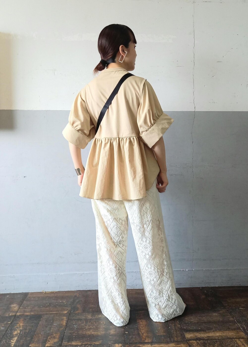 ホワイト系のその他パンツ、ベージュ系のトートバッグ、ベージュ系のTシャツ/カットソーを着用したレディースの夏コーディネートの5枚目の写真