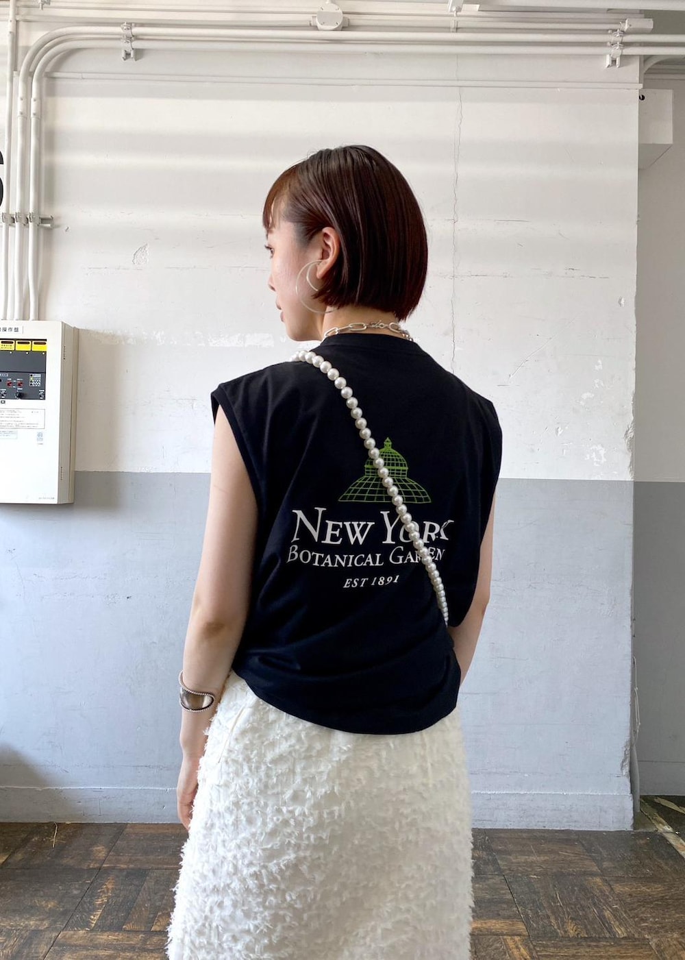 「new balance、ニューバランス、The New York Botanical Garden、ザニューヨークボタニカルガーデン、別注、ブラック、ショルダーバッグ、ポシェット、プルオーバー、Tシャツ、ロゴ、カットソー、クルーネック、ノースリーブ、ホワイト」|「ADAM ET ROPE'のヘアリージャガードキャミワンピース(ワンピース、ホワイト系)」を使った、touharaさん(レディース・158cm)の夏コーディネートの7枚目の写真