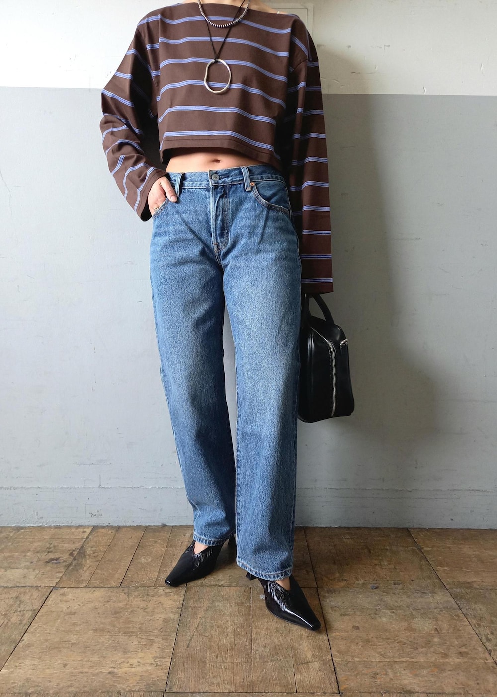 「Levi's、リーバイス、501、BIOTOP、ビオトープ、TanC、タンク、タンクトウキョウ、TanCTOKYO、ourwacoal、アワワコール、初春コーデ、春コーデ、デートコーデ、お出かけコーデ」｜「ADAM ET ROPE'のMOLレザーギャザーパンプス（パンプス、ブラック系）」を使った、touharaさん（レディース・158cm）の春コーディネートの8枚目の写真