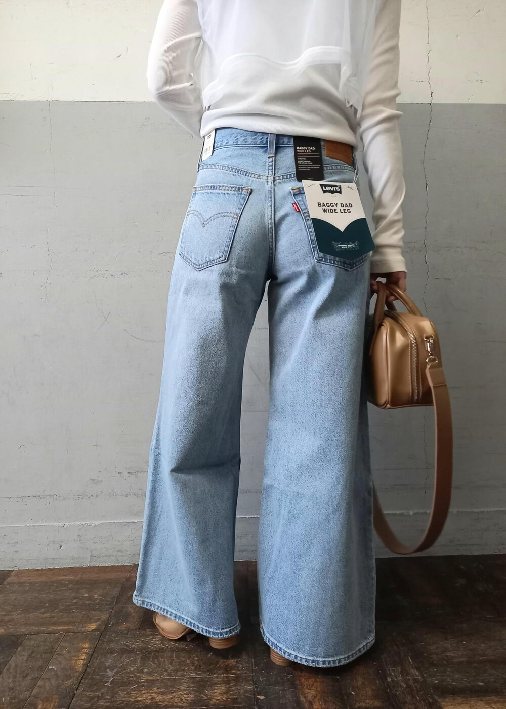 「Levi's、リーバイス、別注、24SS春の新作、24SS、着映え、着映えトップス、フリル、バギーデニム、ボストン、ベージュ、ハンドバッグ、ミニ、ホワイト、プルオーバー」｜「ADAM ET ROPE'のストレッチブーツサンダル（ブーツ、ベージュ系）」を使った、touharaさん（レディース・158cm）の春コーディネートの8枚目の写真
