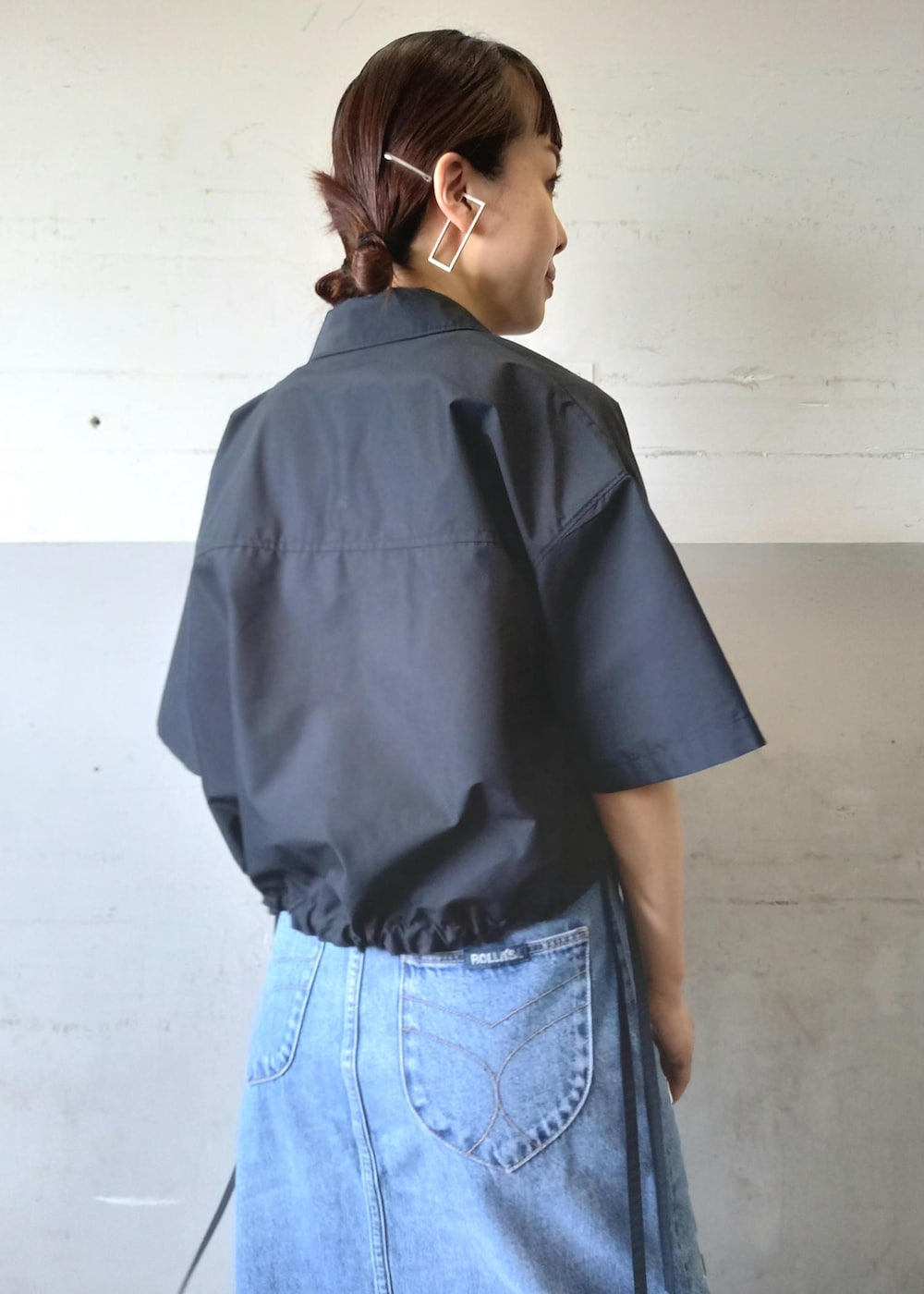 「24SS夏の新作、24SS、デザイントップス、クロップド、クロップドシャツ、メッシュ、メッシュパンプス、KNOWHOW jewelry、ノウハウジュエリー、ハートモチーフ、ハートネックレス、ハートリング、ストラップサンダル、ストラップ、フロントボタン」｜「ADAM ET ROPE'のフィッシュネットメリージェーンフラット（パンプス、ブラック系）」を使った、touharaさん（レディース・158cm）の夏コーディネートの9枚目の写真