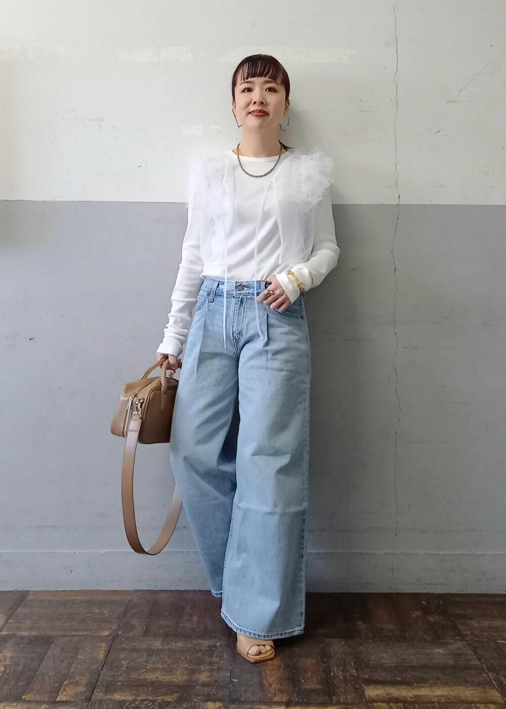 「Levi's、リーバイス、別注、24SS春の新作、24SS、着映え、着映えトップス、フリル、バギーデニム、ボストン、ベージュ、ハンドバッグ、ミニ、ホワイト、プルオーバー」｜「ADAM ET ROPE'のストレッチブーツサンダル（ブーツ、ベージュ系）」を使った、touharaさん（レディース・158cm）の春コーディネートの2枚目の写真