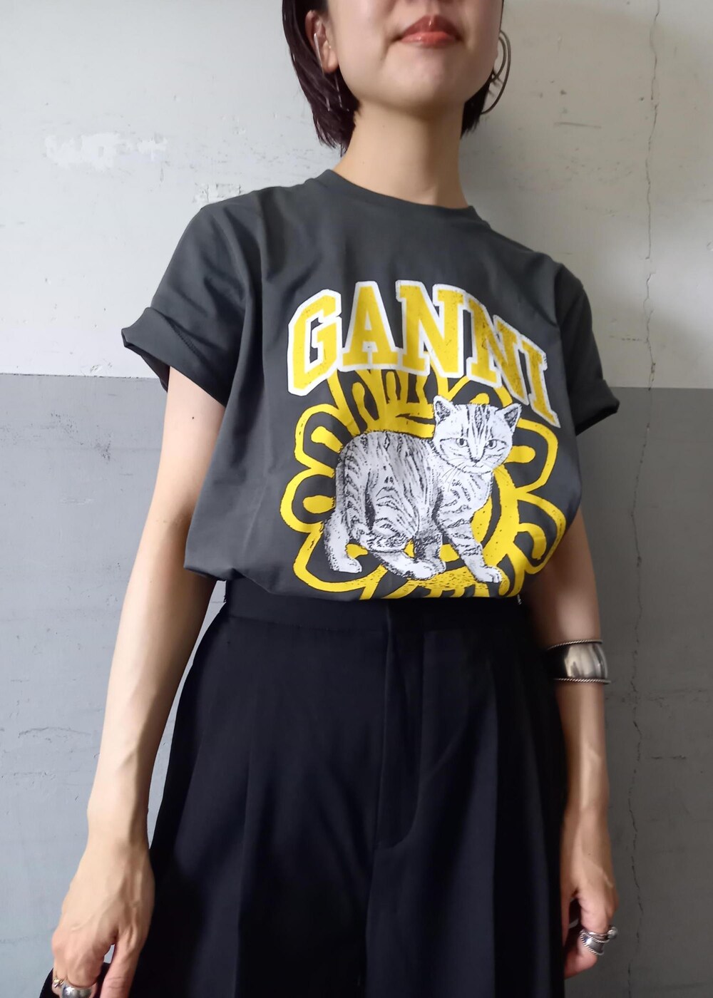 「GANNI、ガニー、レオパード、プリントtee、厚底、ローファー、ADAM ET ROPÉ、FEMME、骨格ウェーブ、イエベ、大人カジュアル、モード、夏、秋、夏コーデ」|「ADAM ET ROPE'の【晴雨兼用】ボリュームローファー(レインシューズ、ブラック系)」を使った、touharaさん(レディース・158cm)の夏コーディネートの4枚目の写真