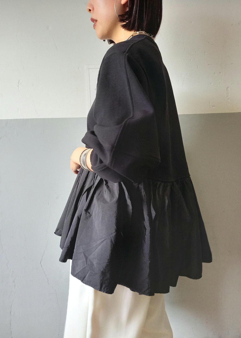 「ジョガーパンツ、ダンボール、ティアード、ポインテッドトゥ、ADAM ET ROPÉ、FEMME、SDGs、サステナブル、骨格ウェーブ、イエベ、きれいめカジュアル、大人カジュアル、フェミニン、モード、仕事着」｜「ADAM ET ROPE'のボロネーゼパンプスミドルヒール（パンプス、ホワイト系）」を使った、touharaさん（レディース・158cm）の秋コーディネートの8枚目の写真