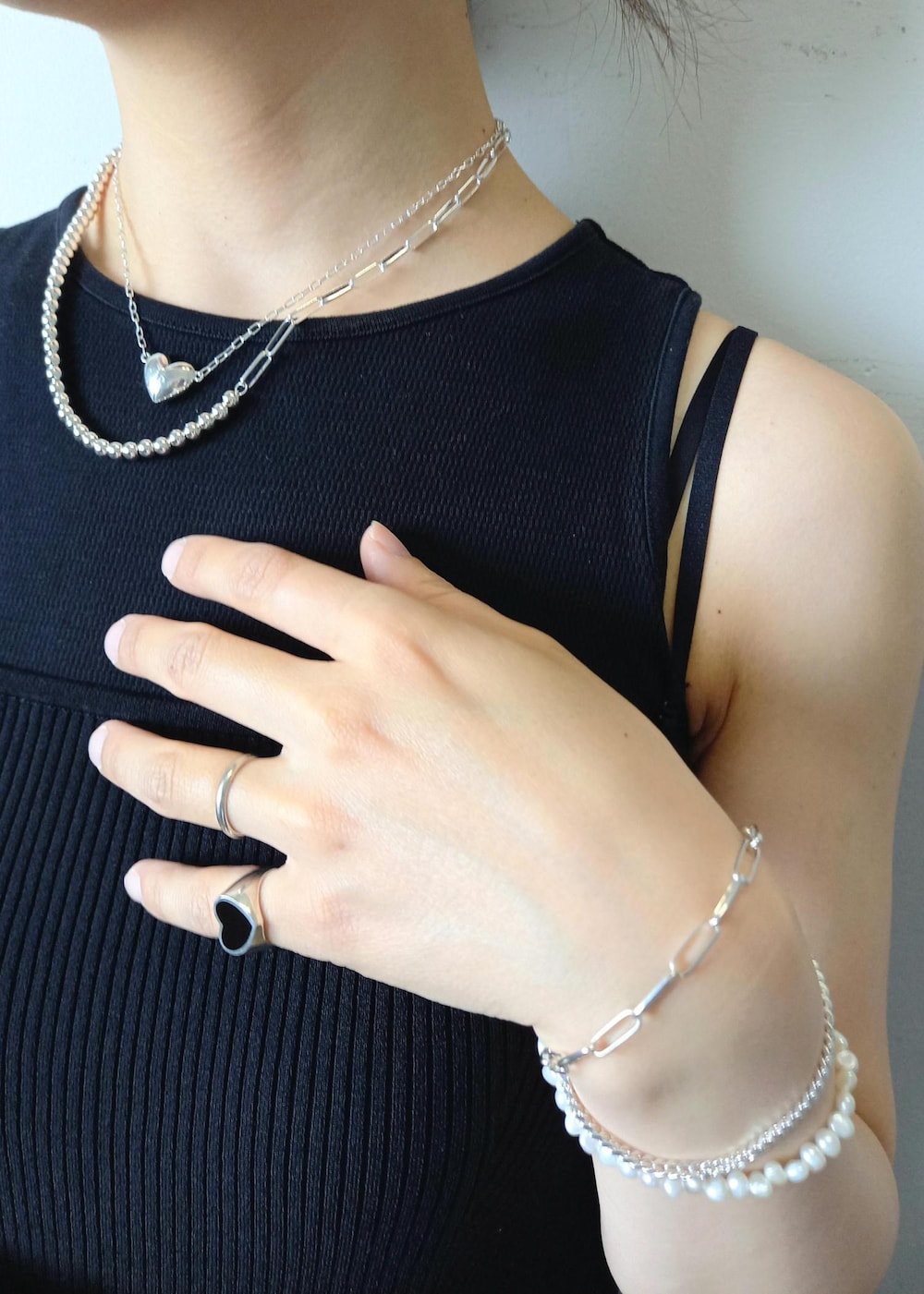 「KNOWHOW、KNOWHOW　jewelry、ノウハウジュエリー、24SS夏の新作、24SS、ハート、ハートリング、ハートネックレス、ベアトップ、ADAM ET ROPÉ、FEMME、骨格ウェーブ、イエベ、きれいめカジュアル、大人カジュアル」｜「ADAM ET ROPE'のニットビスチェドッキングロンパース（つなぎ/オールインワン、ブラック系）」を使った、touharaさん（レディース・158cm）の夏コーディネートの3枚目の写真