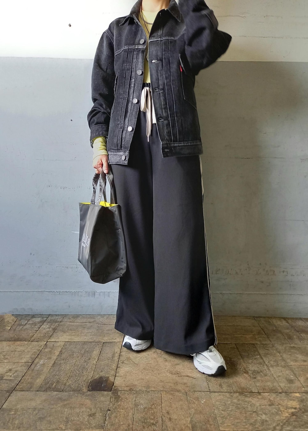 「【Levi's(R) BIOTOP】 TYPE 2 TRUCKER BLK EX、Levi's(R)、リーバイス、ビオトープ、BIOTOP、ラコステ、ノマディス、初春コーデ、春コーデ、お出かけコーデ、旅行コーデ、アウトドアコーデ、スポーツミックス、モード、ストリート」｜「LACOSTEの【LACOSTE for ADAM ET ROPE'】STORM 96 2K（スニーカー、ホワイト系）」を使った、touharaさん（レディース・158cm）の冬コーディネートの10枚目の写真